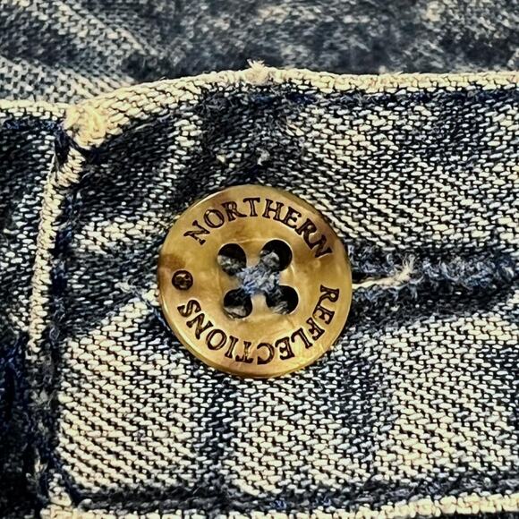 โ
Northern Reflections (Vintage) High-Waisted Blue Jeans w/ Floral Pockets โ
- Picture 7 of 7